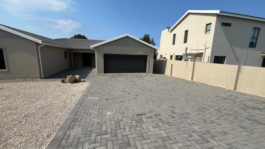 To Let 4 Bedroom Property for Rent in Fountains Estate Eastern Cape
